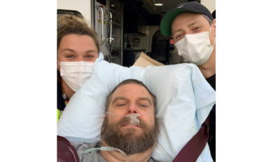 Barry avec les ambulanciers paramédicaux d'Ornge, Trisha et Jeff.