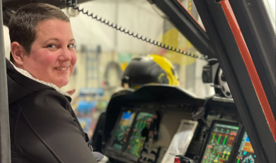 Julie assise dans un hélicoptère Ornge