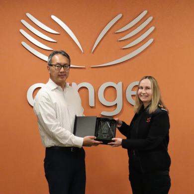 Ornge CEO, Homer Tien, presenting the Telecommunicator of the Year award to Stacy