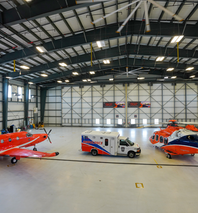 Une photo d'un hélicoptère Ornge, d'une ambulance terrestre et d'un avion