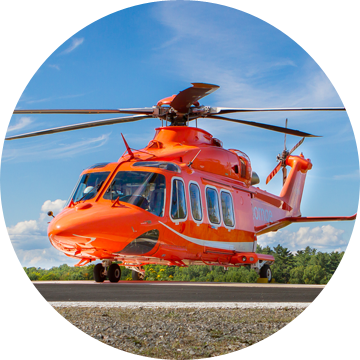 Un hélicoptère Ornge Leonardo AW139 sur un héliport avec un ciel bleu en arrière-plan