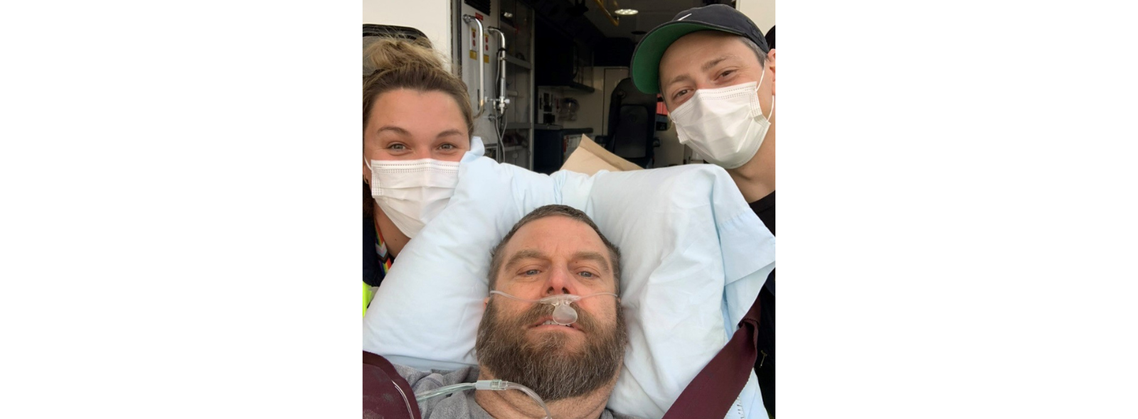 Barry avec les ambulanciers paramédicaux d'Ornge, Trisha et Jeff.