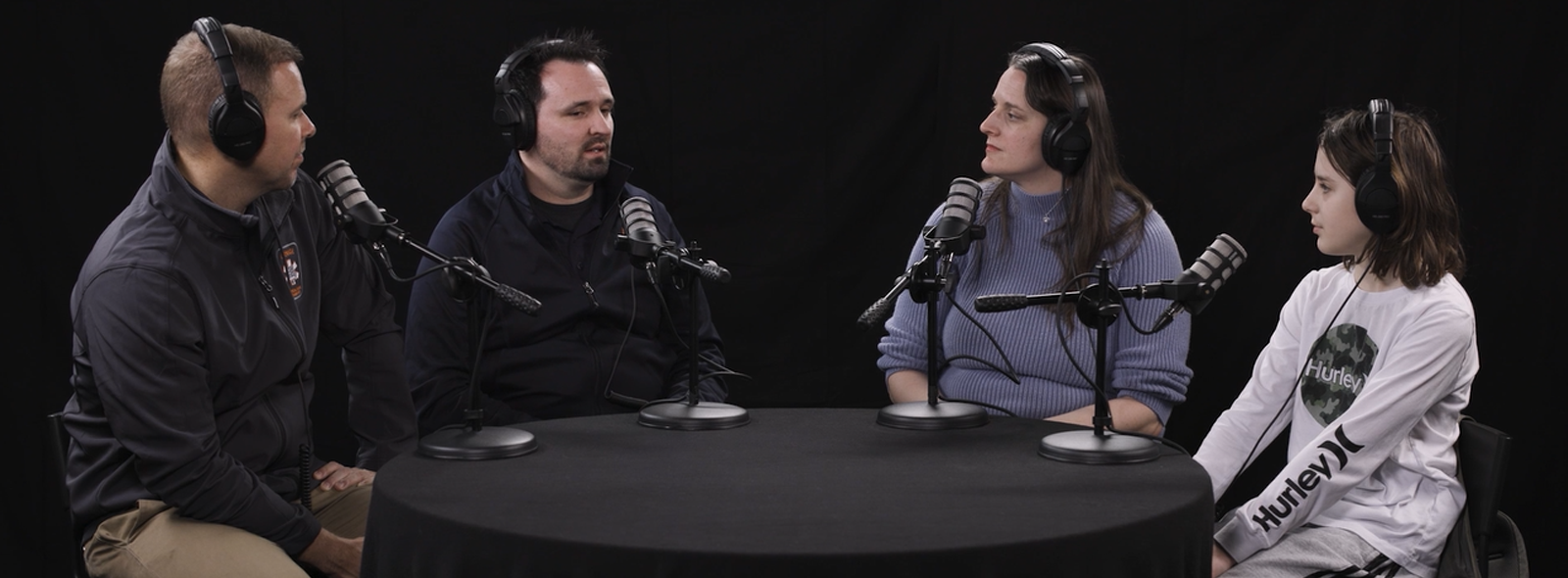 Justin et Mike assis avec Kayleigh et Caleb pour discuter de leur expérience avec Ornge.