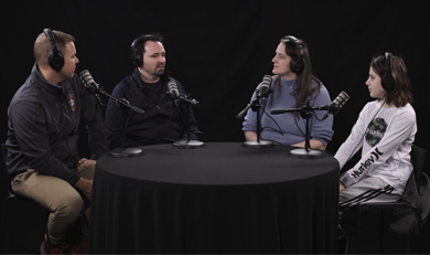 Justin et Mike assis avec Kayleigh et Caleb pour discuter de leur expérience avec Ornge.