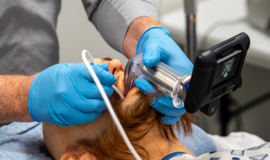 A paramedic training on a dummy