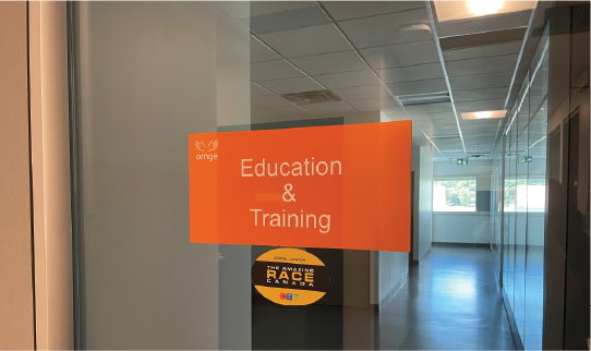 Panneau orange sur lequel est écrit « Éducation et formation » avec un autocollant du logo Amazing Race Canada