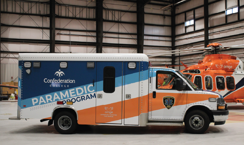 Le personnel et les étudiants de Confederation, ainsi que le personnel d'Ornge à Thunder Bay, se tiennent devant l'ambulance qui sera donnée au collège.