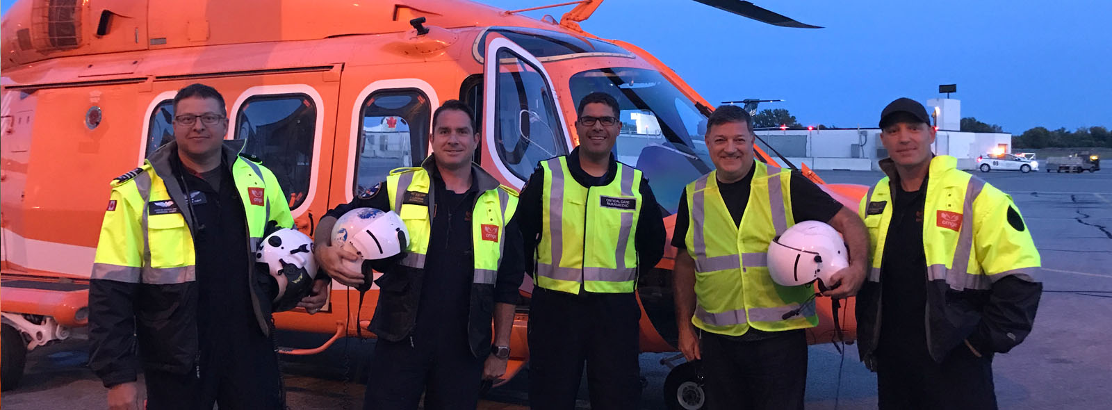 Petit copilier de télévision du petit-déjeuner Kevin Frankish avec l'équipe de Ornge Toronto.