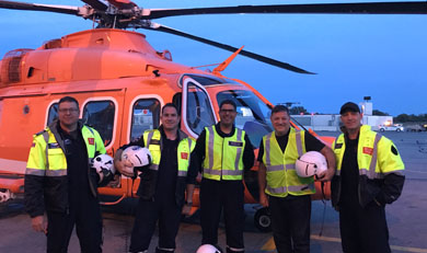 Petit copilier de télévision du petit-déjeuner Kevin Frankish avec l'équipe de Ornge Toronto.