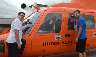 Mohawk College students in front of donated Sikorsky helicopter