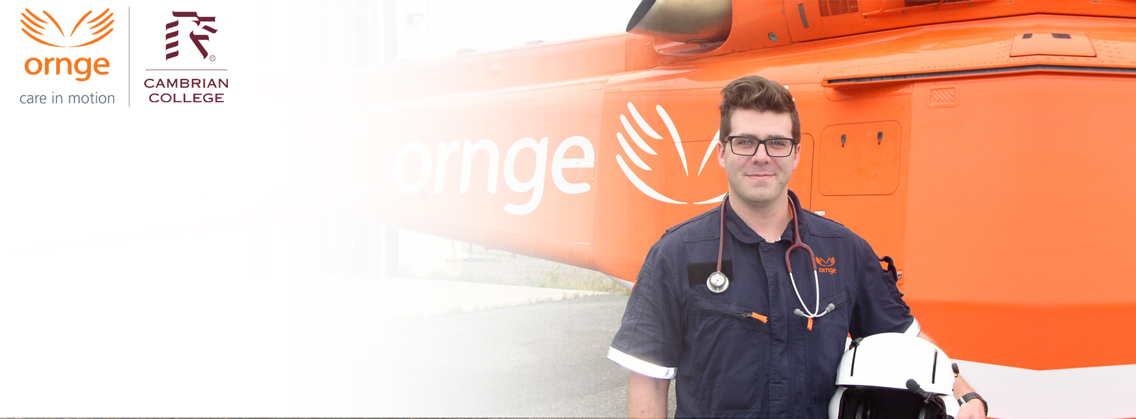 David Cocchiarella debout à côté de l'hélicoptère Ornge